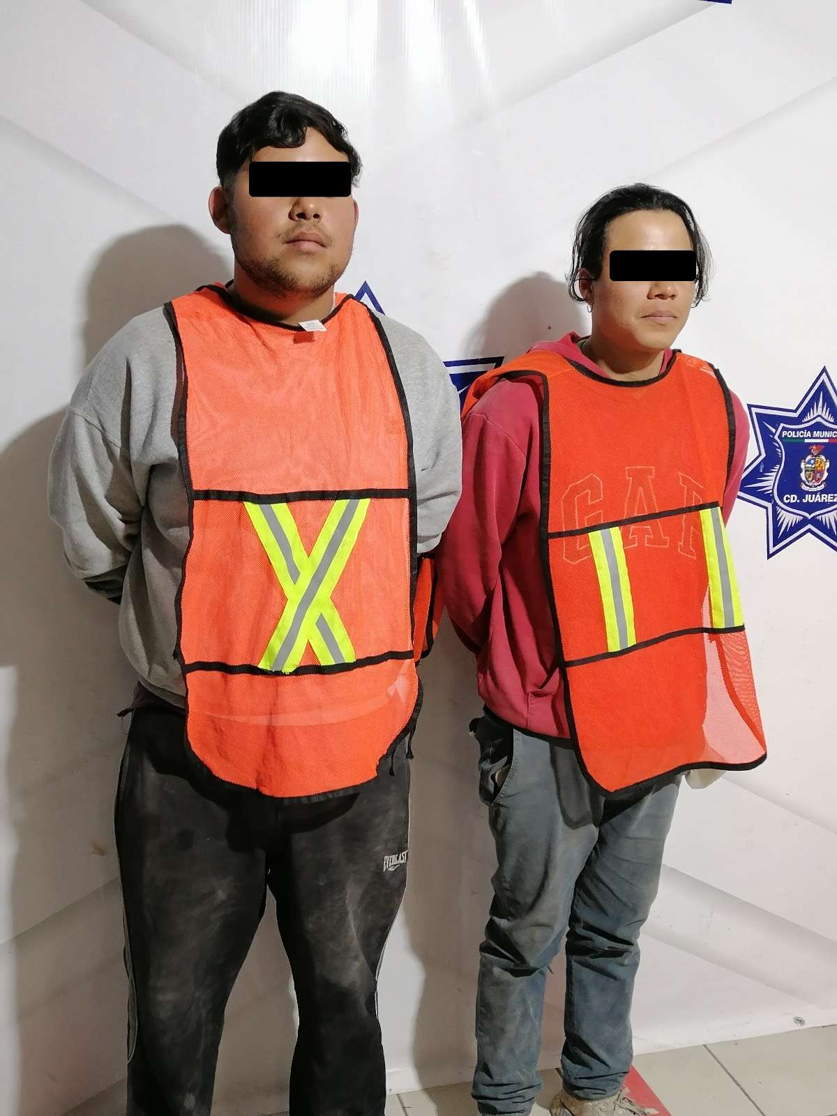 Detenidos dos personas por tirar llantas en la vía pública