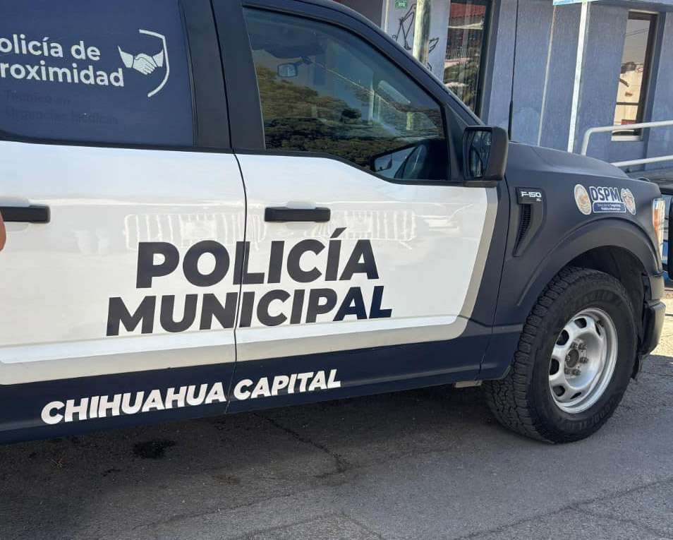 A punta de pistola tratan de robarle la camioneta; solo se llevan el bolso
