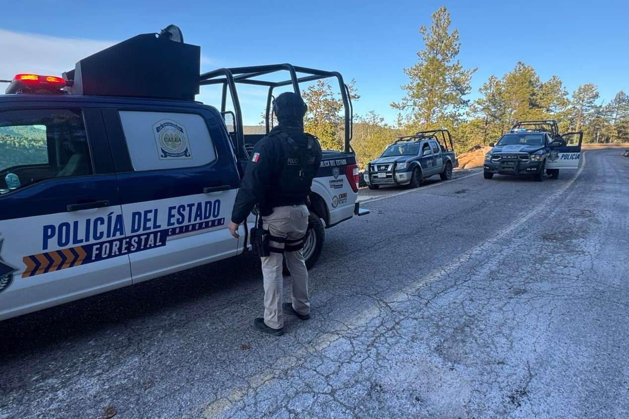 [No los ayuda, pero si los friega]