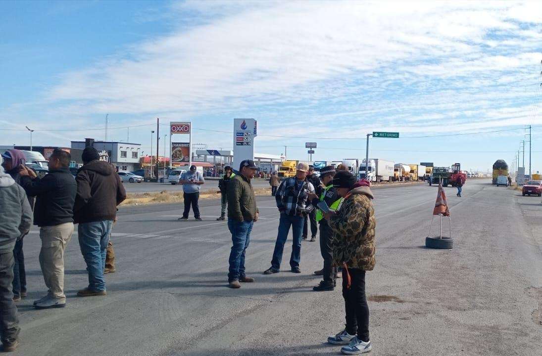 Van lecheros a Cdmx para exigir pagos pendientes