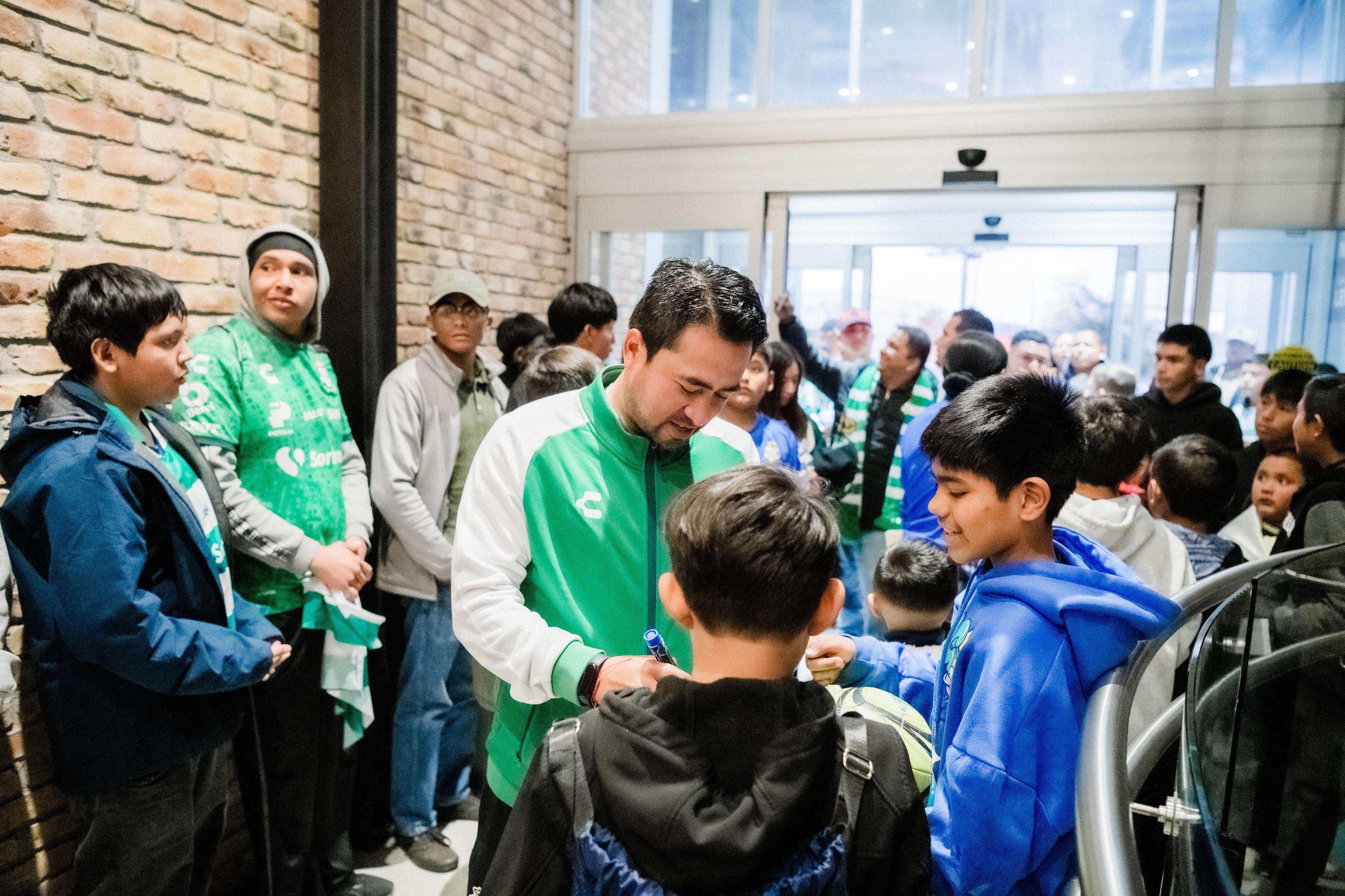 Niños ganadores de dinámica del DIF conocen a los jugadores del Santos