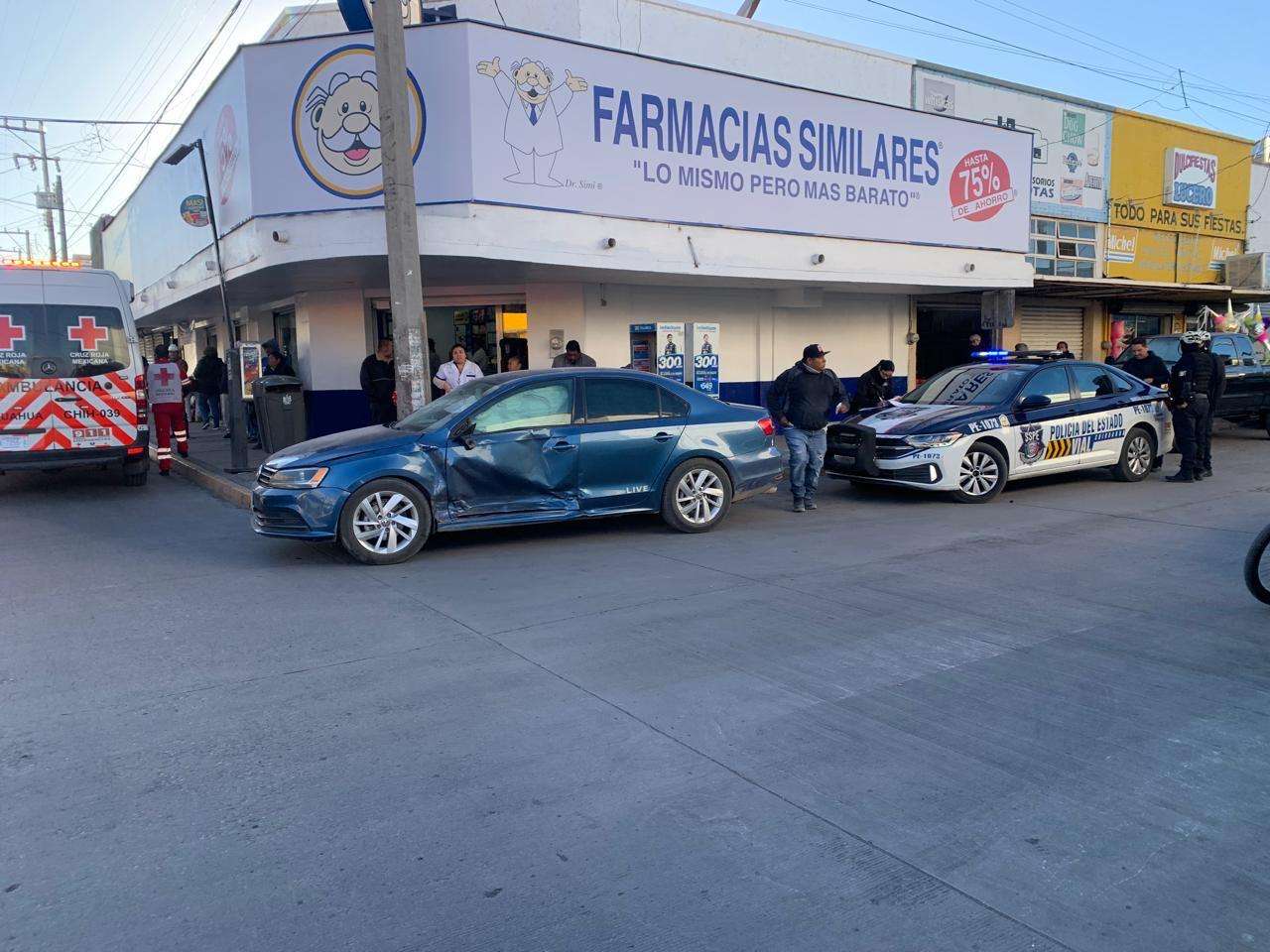 Choca mujer contra camioneta en la Julián Carrillo