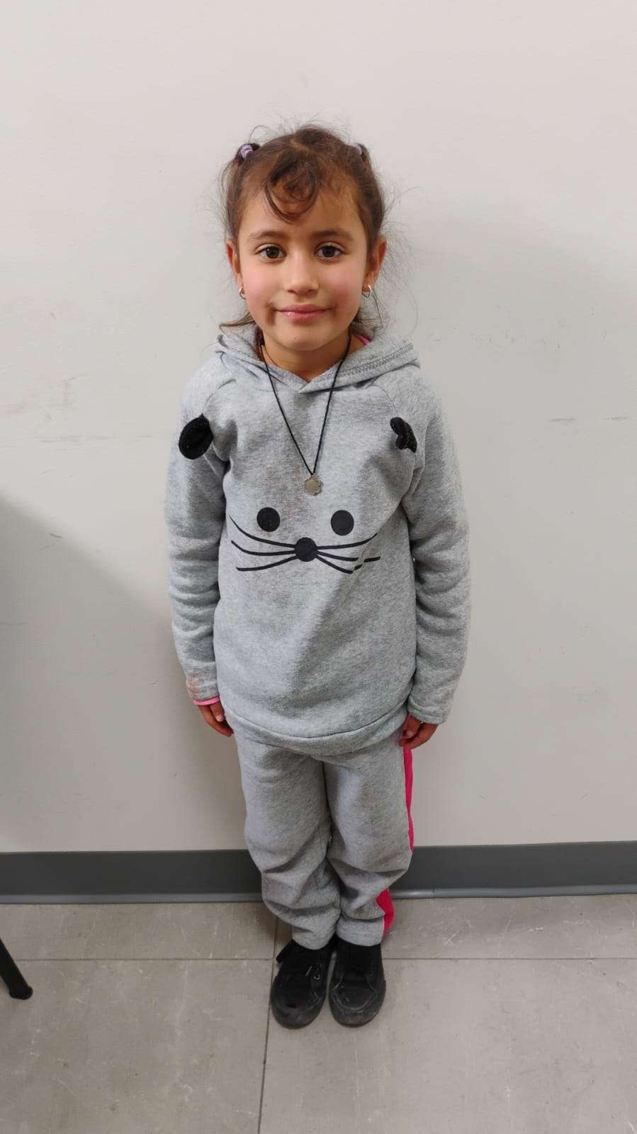 Solicitan apoyo de la ciudadanía para encontrar a la familia de niña de 6 años extraviada