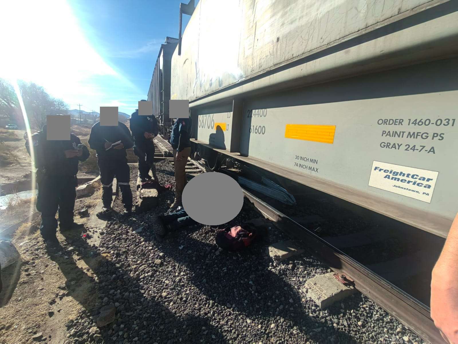 Muere atropellado por el tren al acostarse en las vías