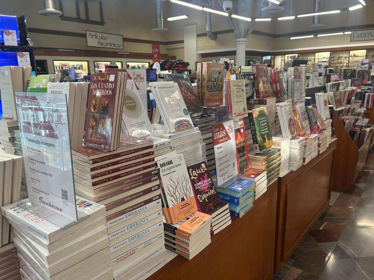 Novelas y política, entre los géneros de libros más vendidos en ...