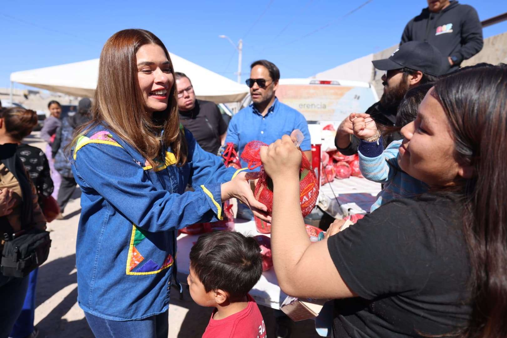 Entregan apoyos y servicios básicos en Ampliación San Isidro