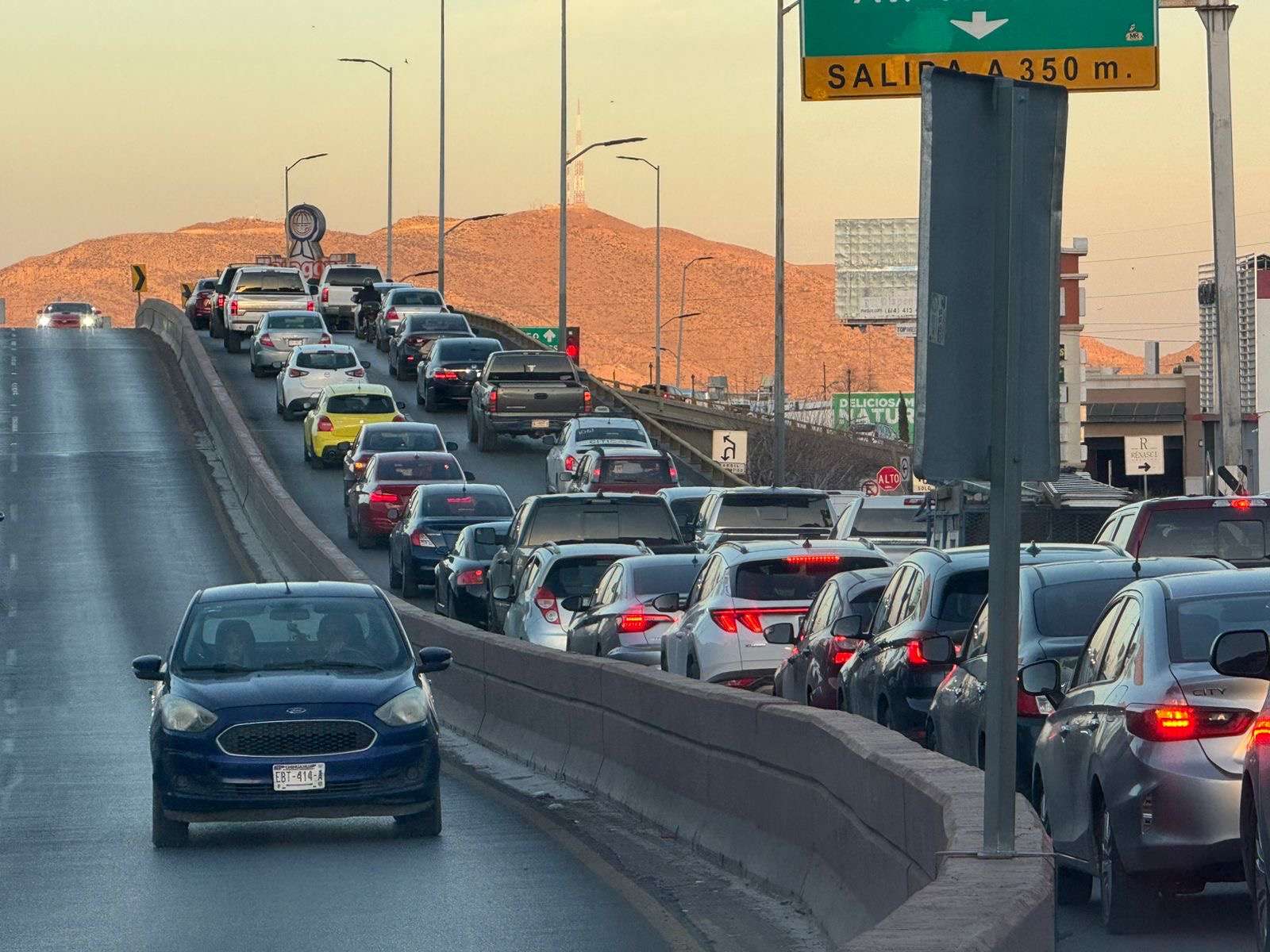 Desquicia carro varado el tráfico en la Cantera 