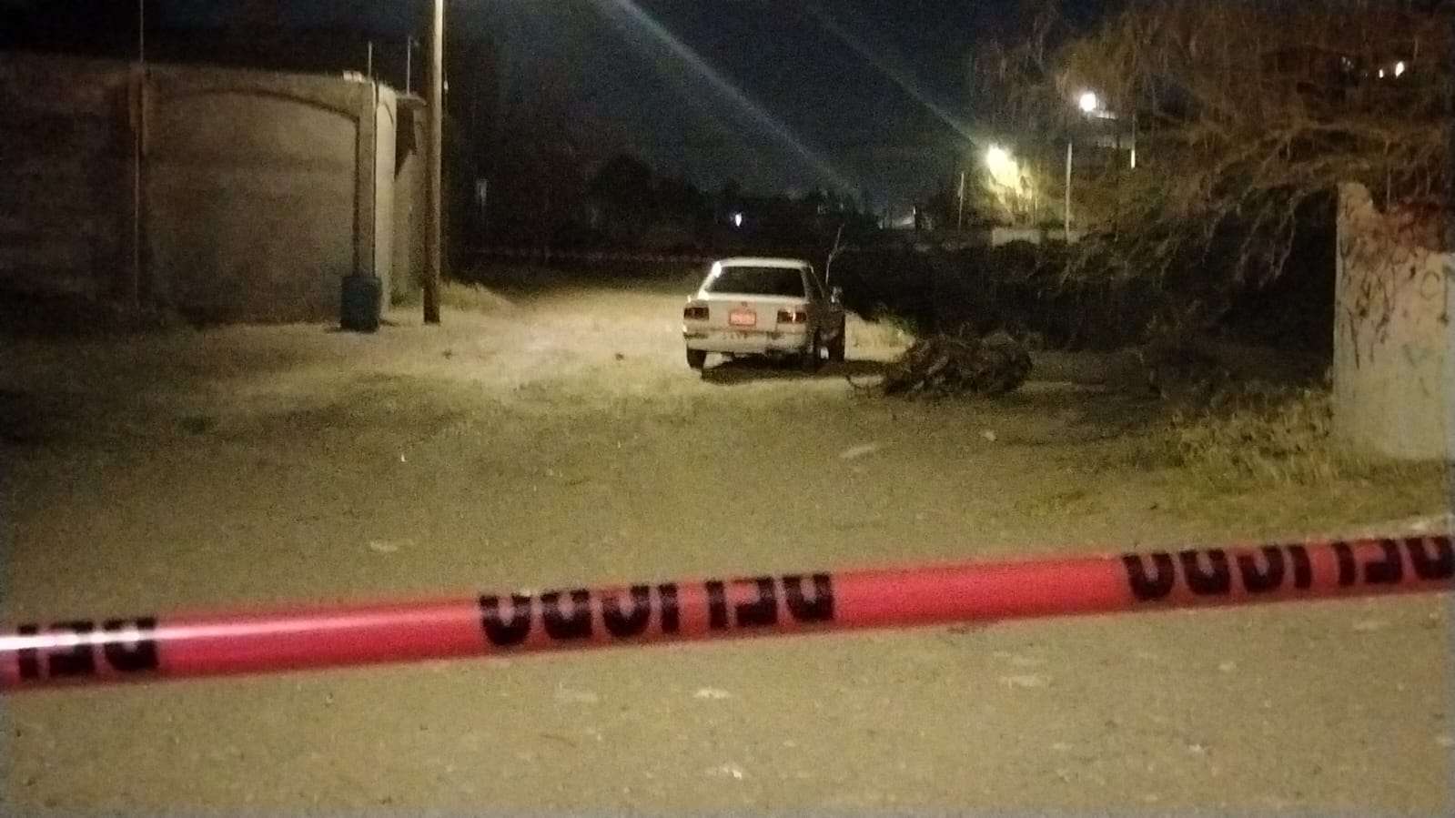 Hallan dos muertos dentro de un auto