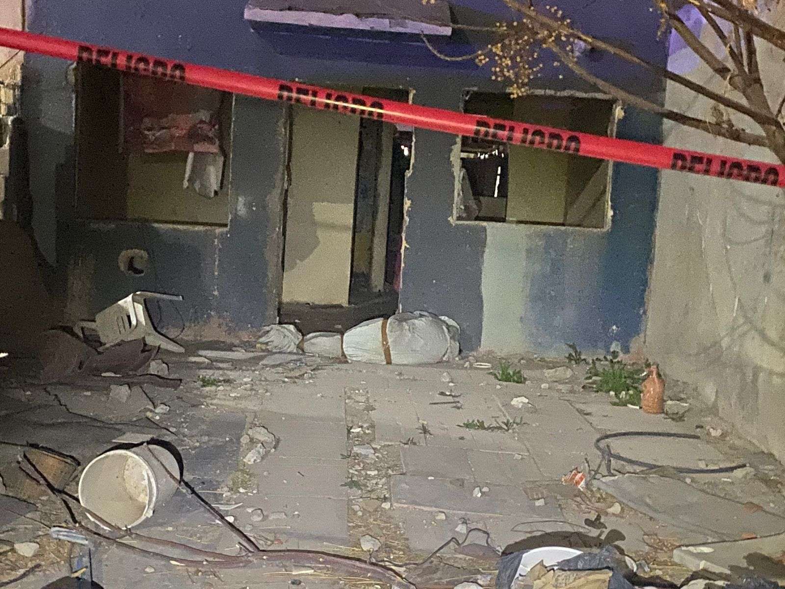 Dejan encobijado en casa abandonada