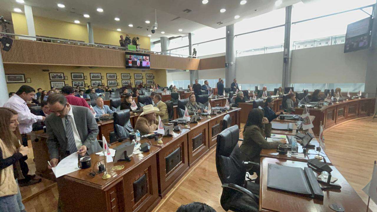 Aprueban enajenación de predios para proyectos de inversión