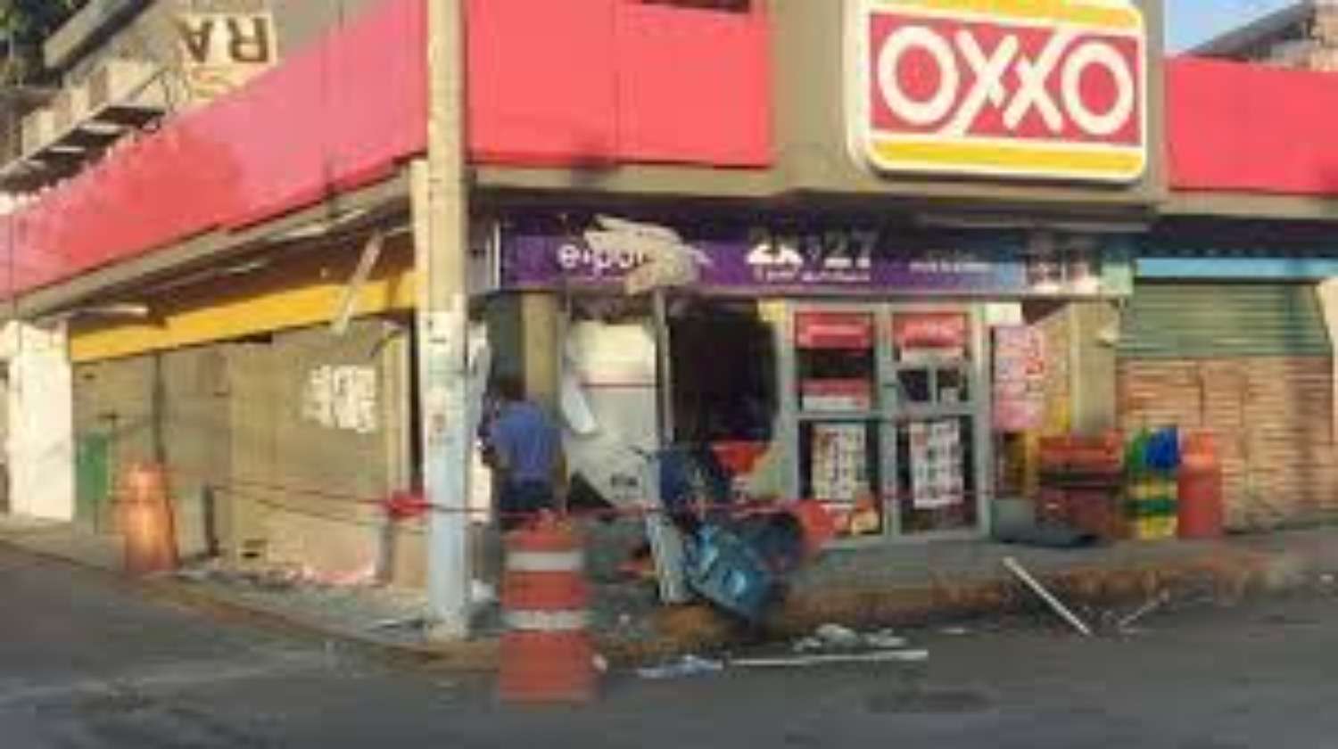 Estalla bomba en Oxxo de Acapulco; hay dos muertos