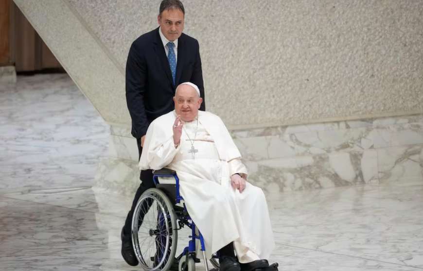 Detectan al Papa insuficiencia renal leve; sigue grave