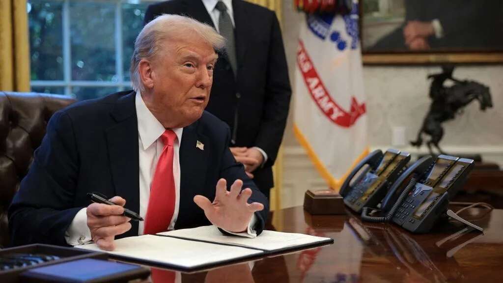 Anuncia Trump la gold card para residencia en EU por 5 mdd
