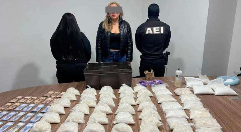 Detienen a secretaria de la FGR con 20 kilos de cristal