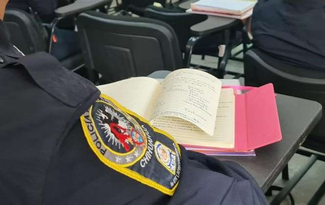 [Polis con certificados de prepa falsos]