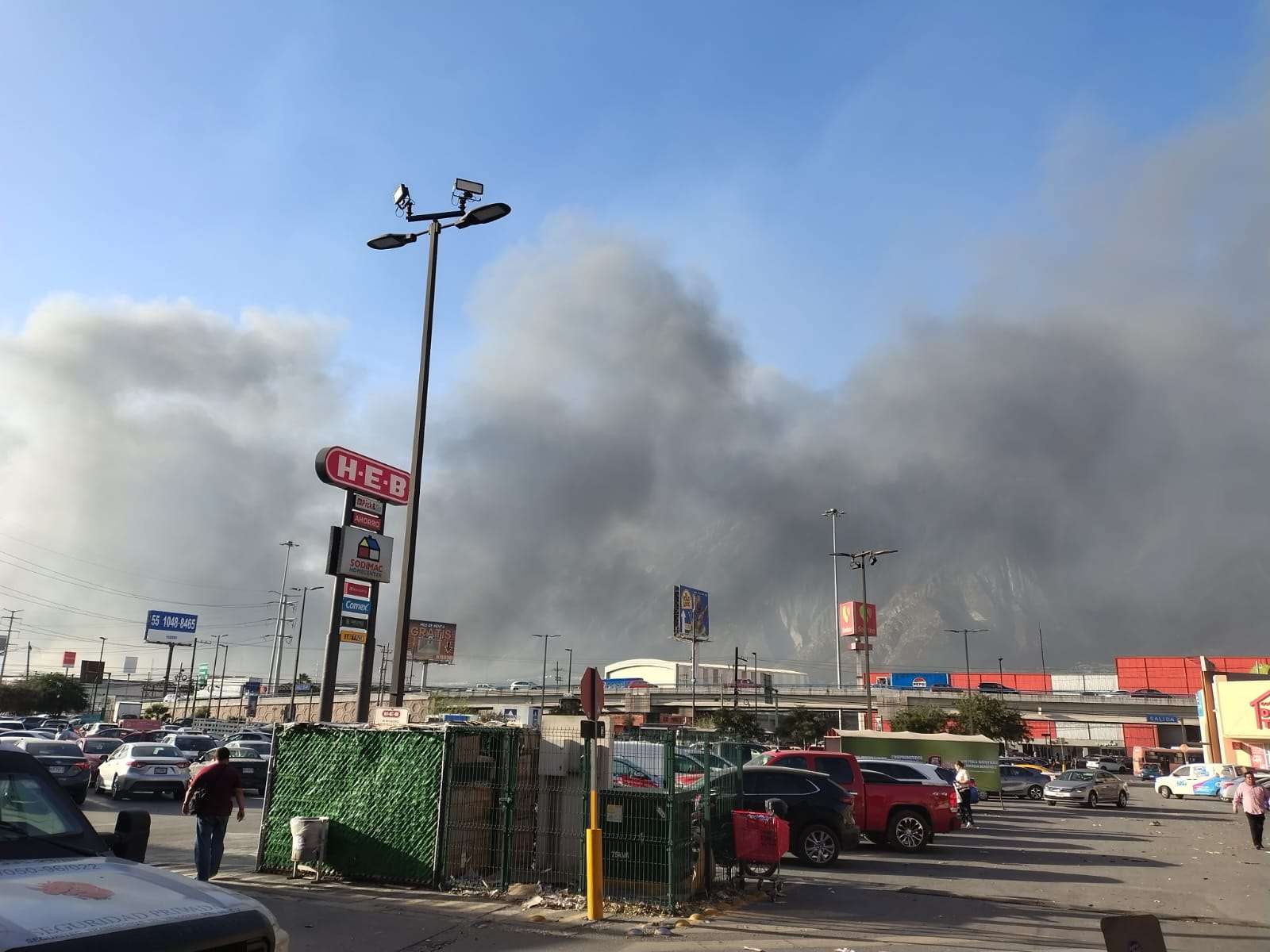 Desquician incendios a Nuevo León; aire complica labores