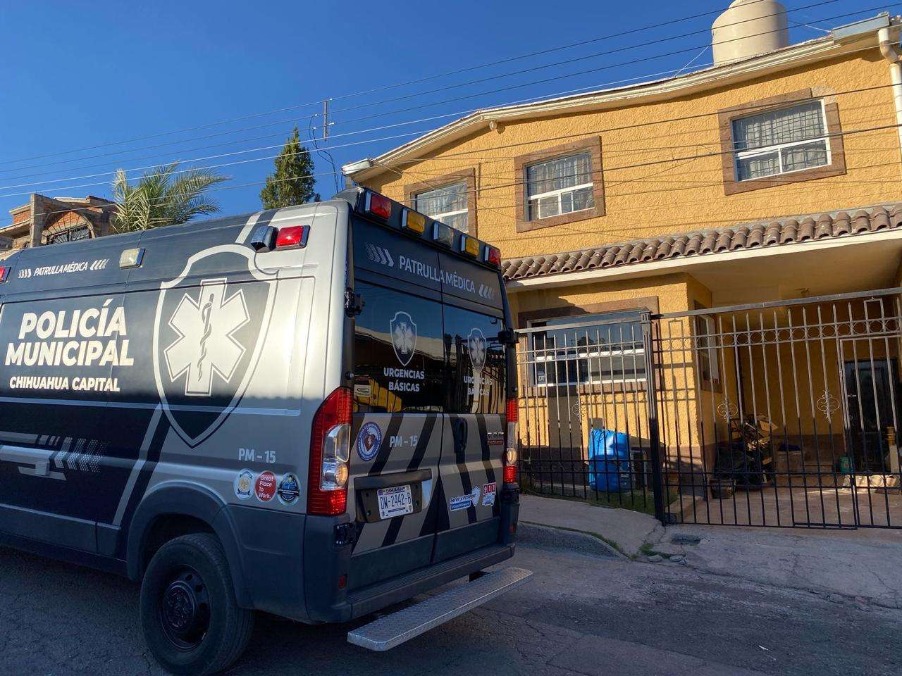 Rescatan a pareja atrapada en elevador de su casa
