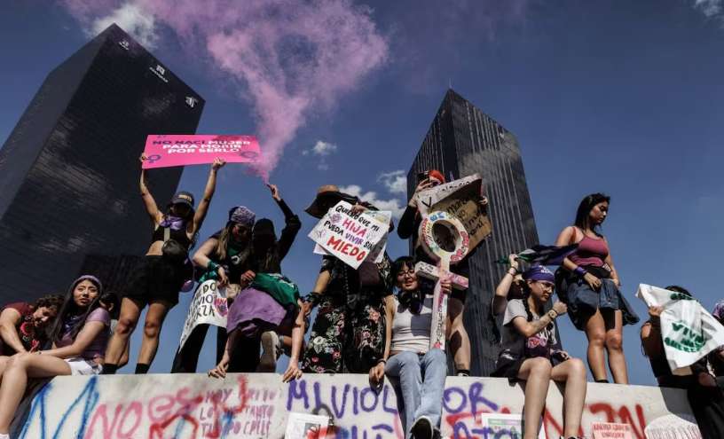 Marchan 200 mil mujeres en primer 8M de Sheinbaum

