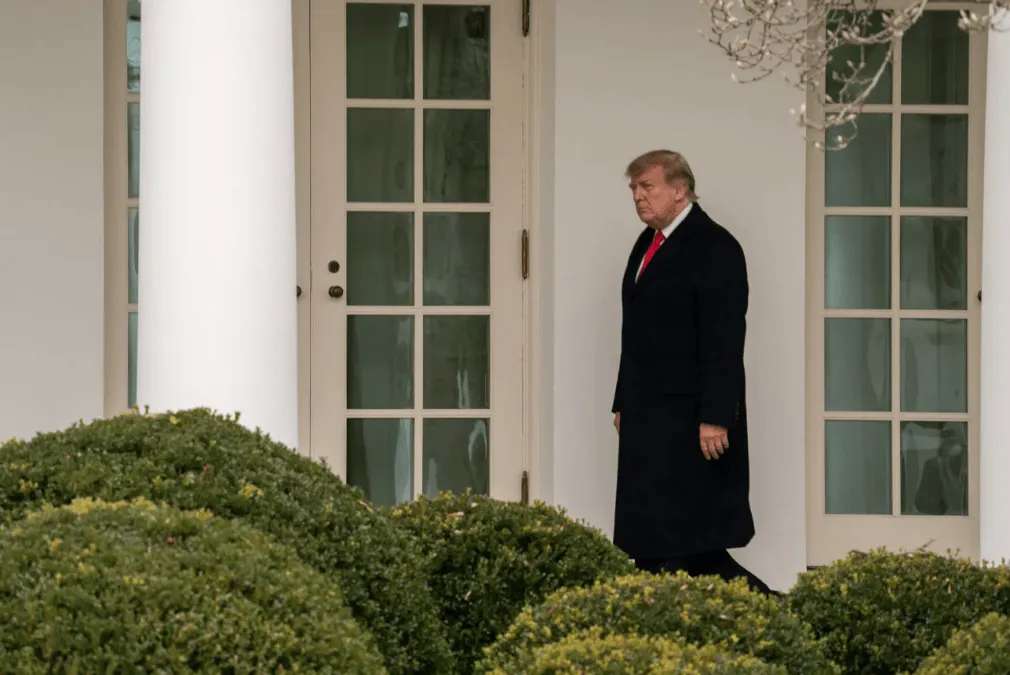 Wall Street tiene trágico día; Trump se esconde de la prensa