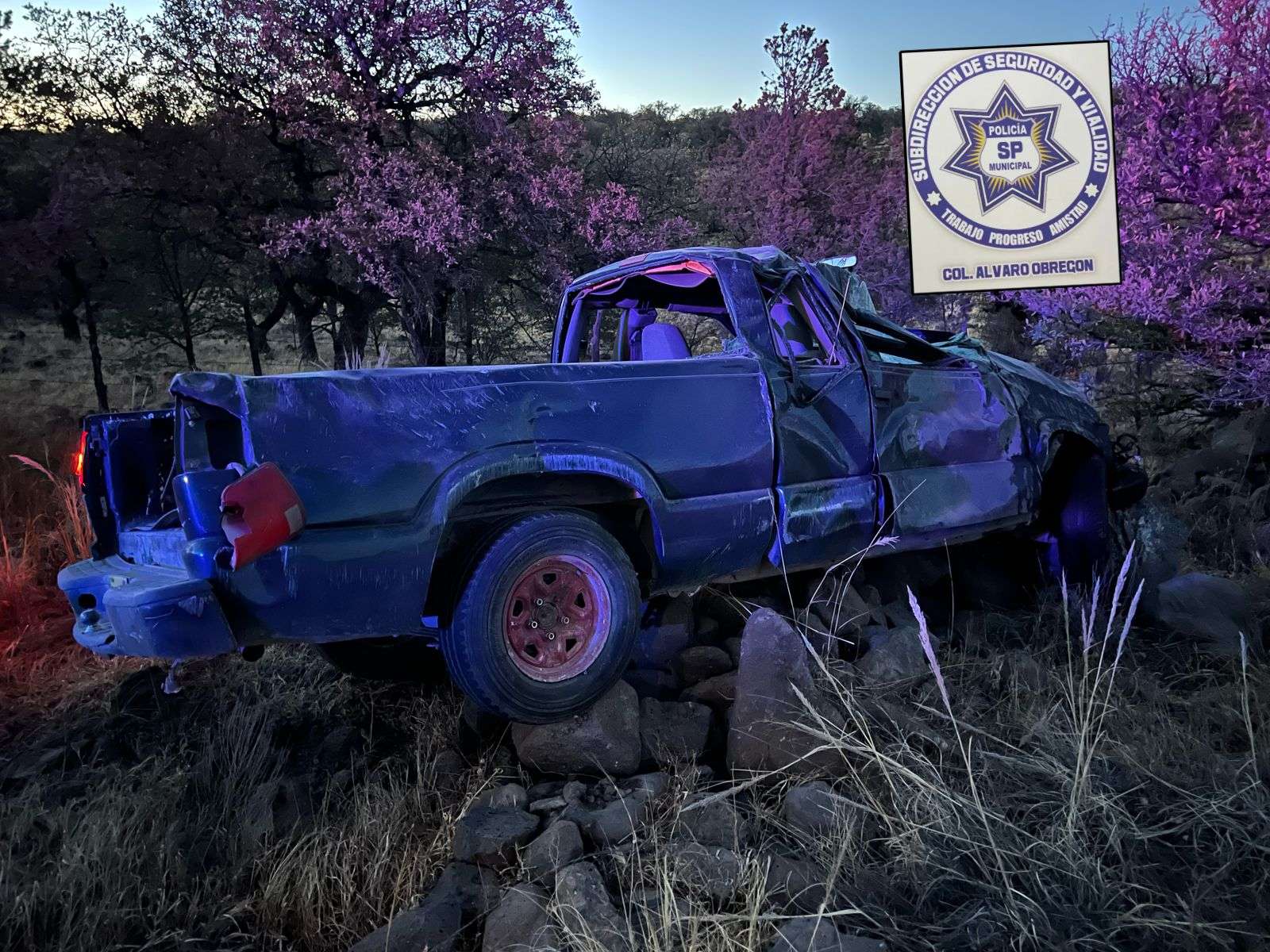Vuelca su pick up en rúa de Cuauhtémoc y la abandona

