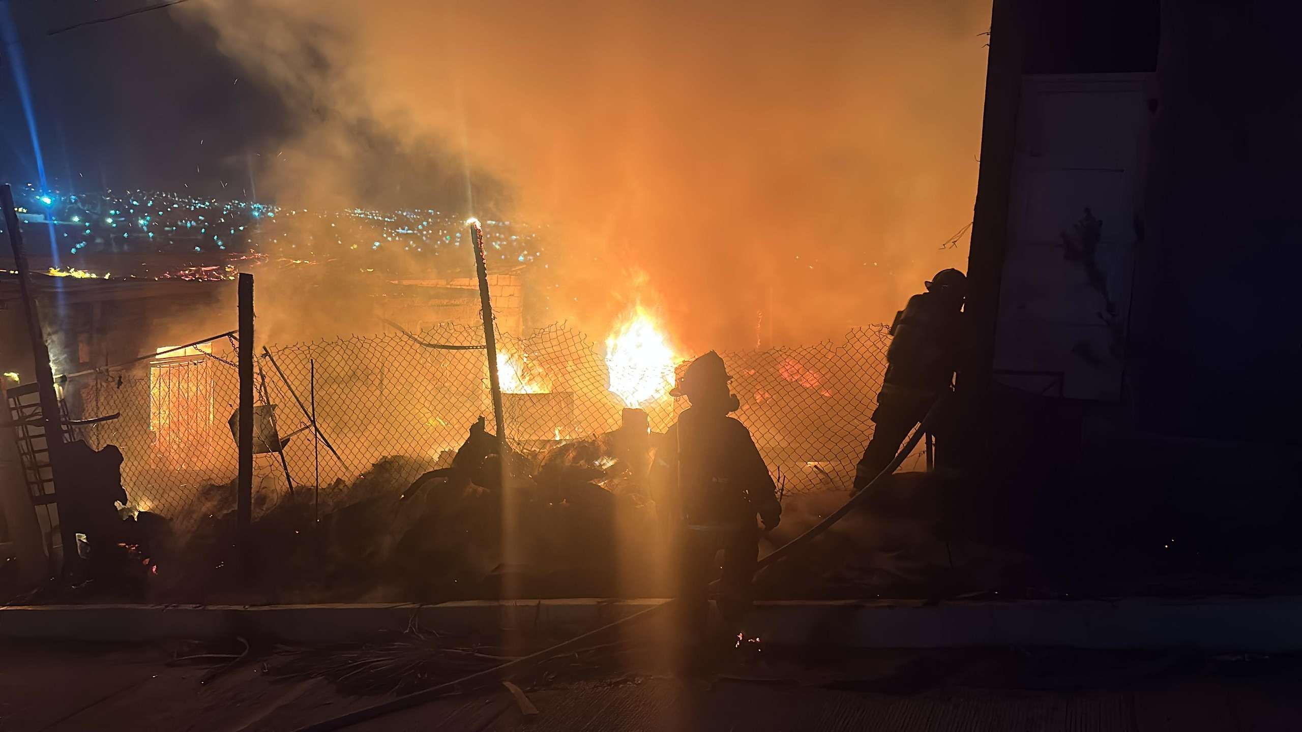 Rescatan policías a adulto mayor de casa en llamas