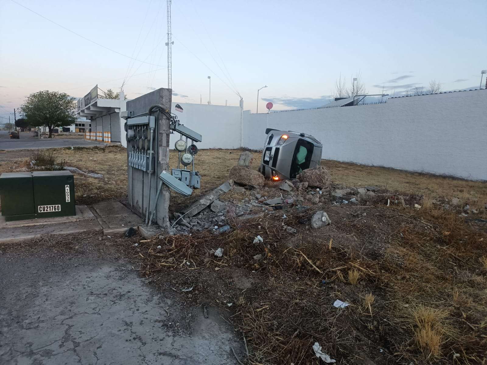 Choca y vuelca en plena vialidad en Cuauhtémoc | La Opción de Chihuahua