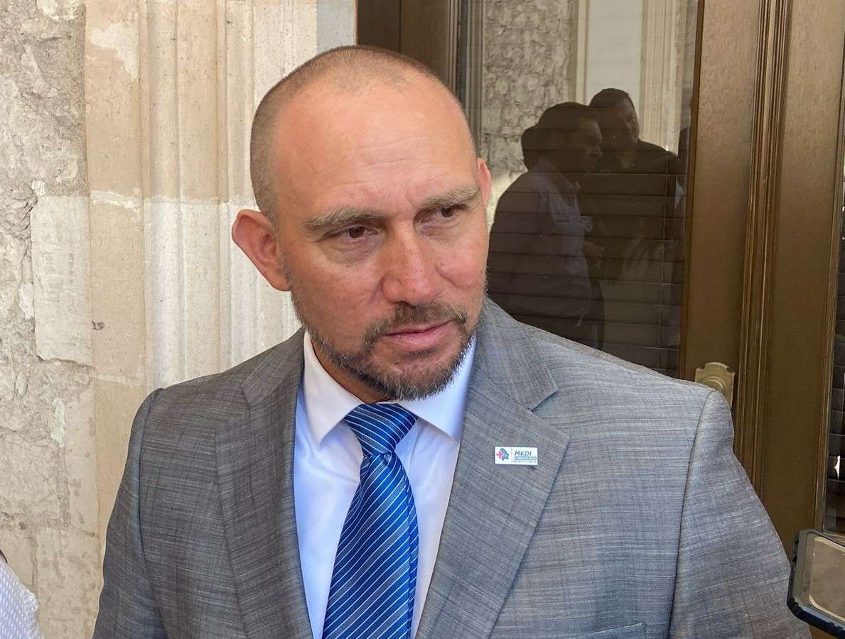 Toma la bandera de víctima la senadora Andrea Chávez: Secretario