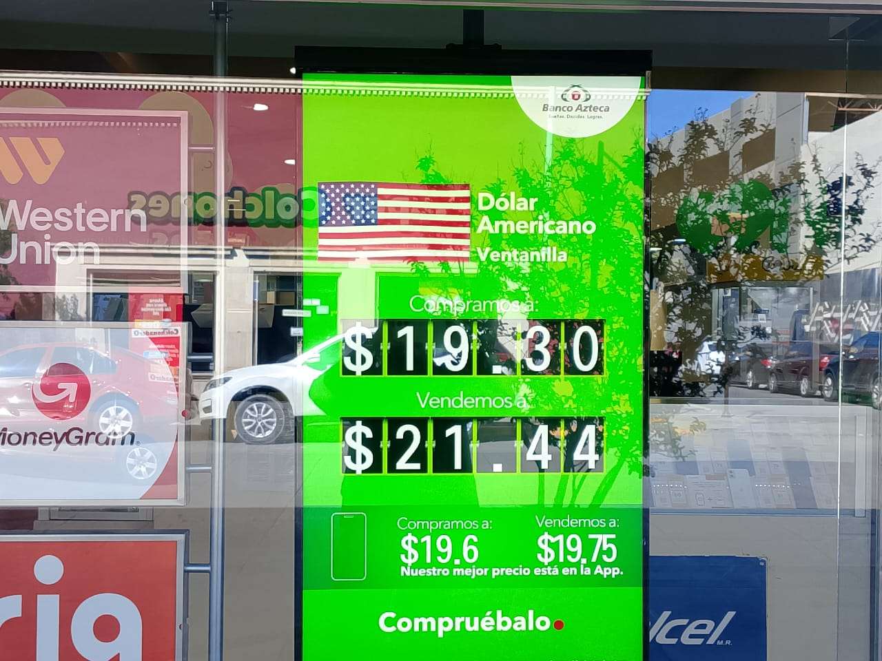 A la baja el dólar en 21.44 este martes
