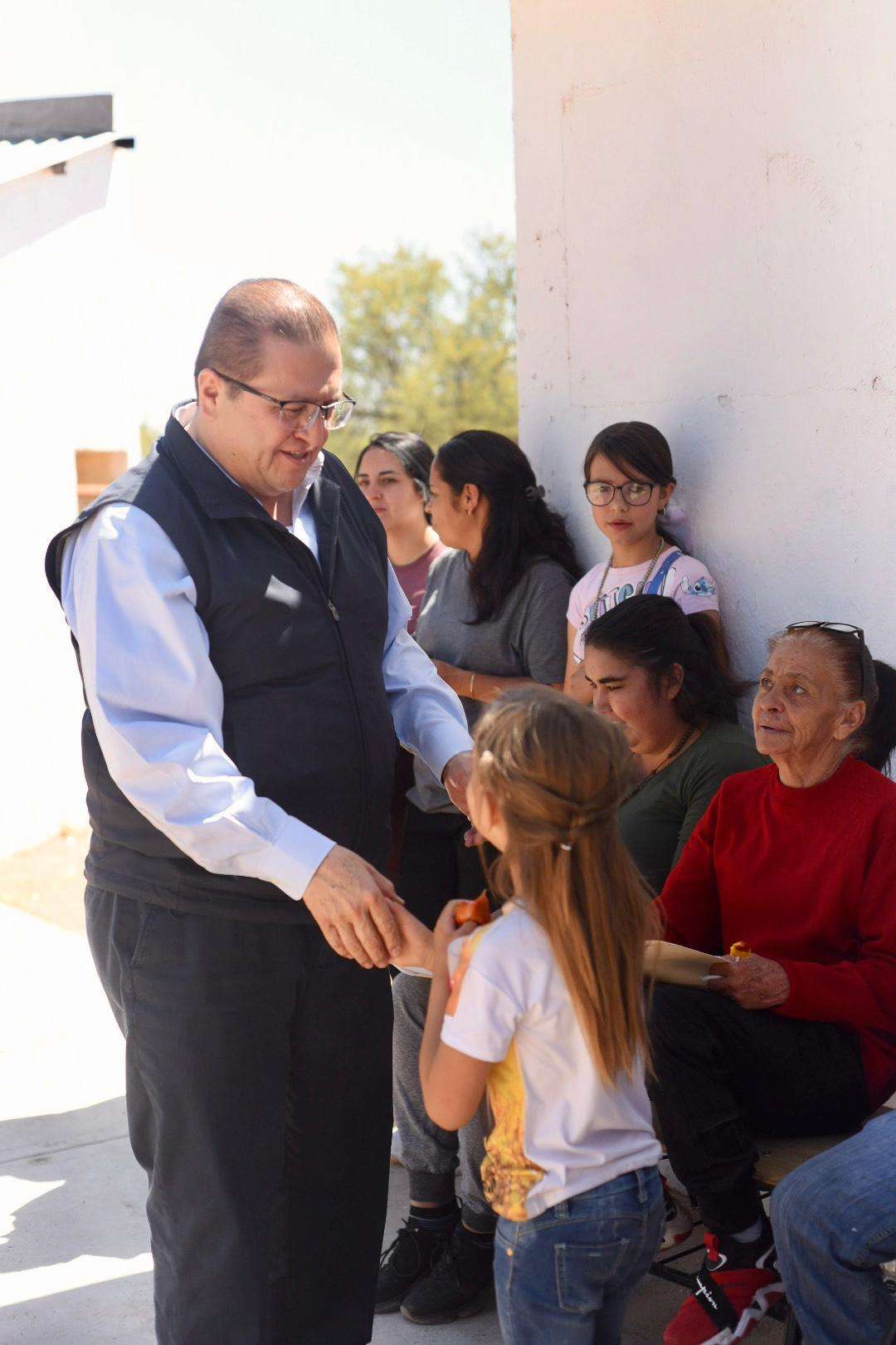 Llleva Chava Calderón apoyos a la comunidad de La Gomera
