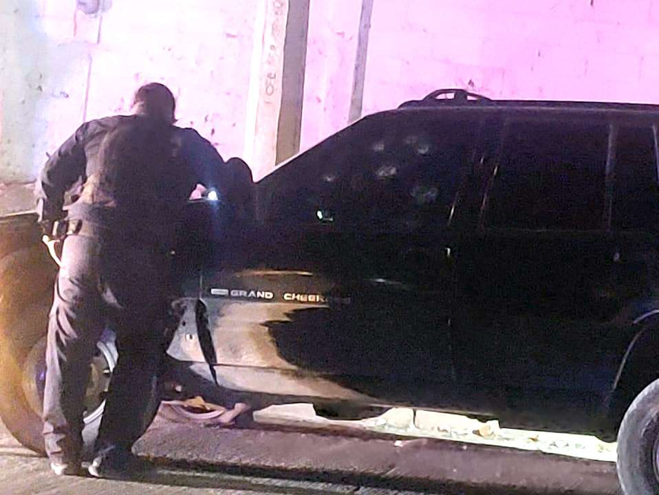 Hallan camioneta baleada en la Toribio Ortega