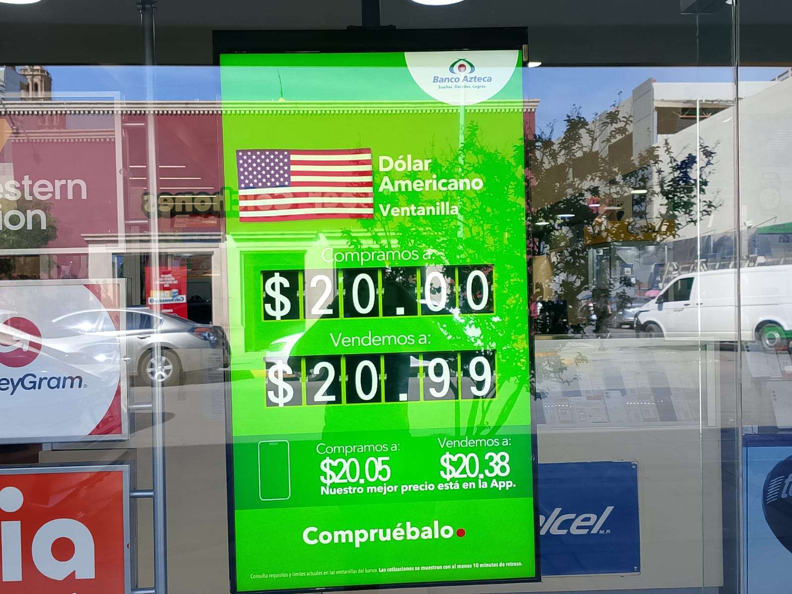 Baja el dólar a 20.99 este lunes