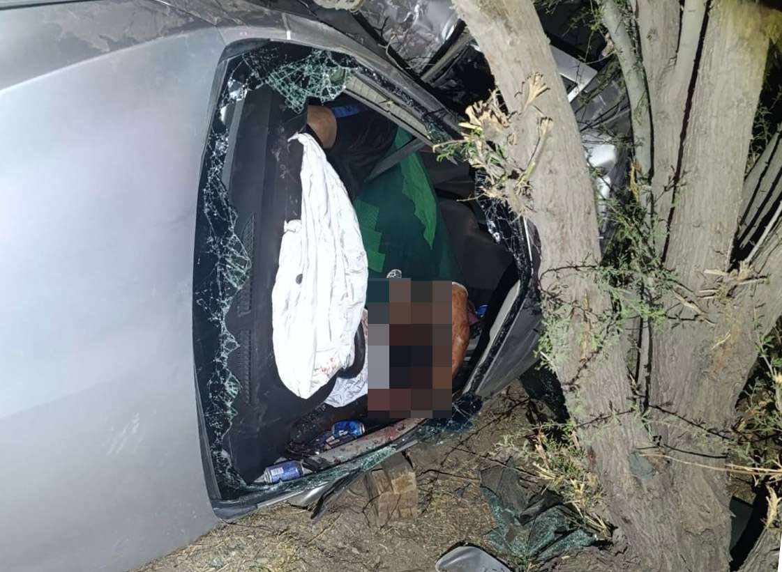 Muere uno al volcar auto en el Toledano; otro queda lesionado