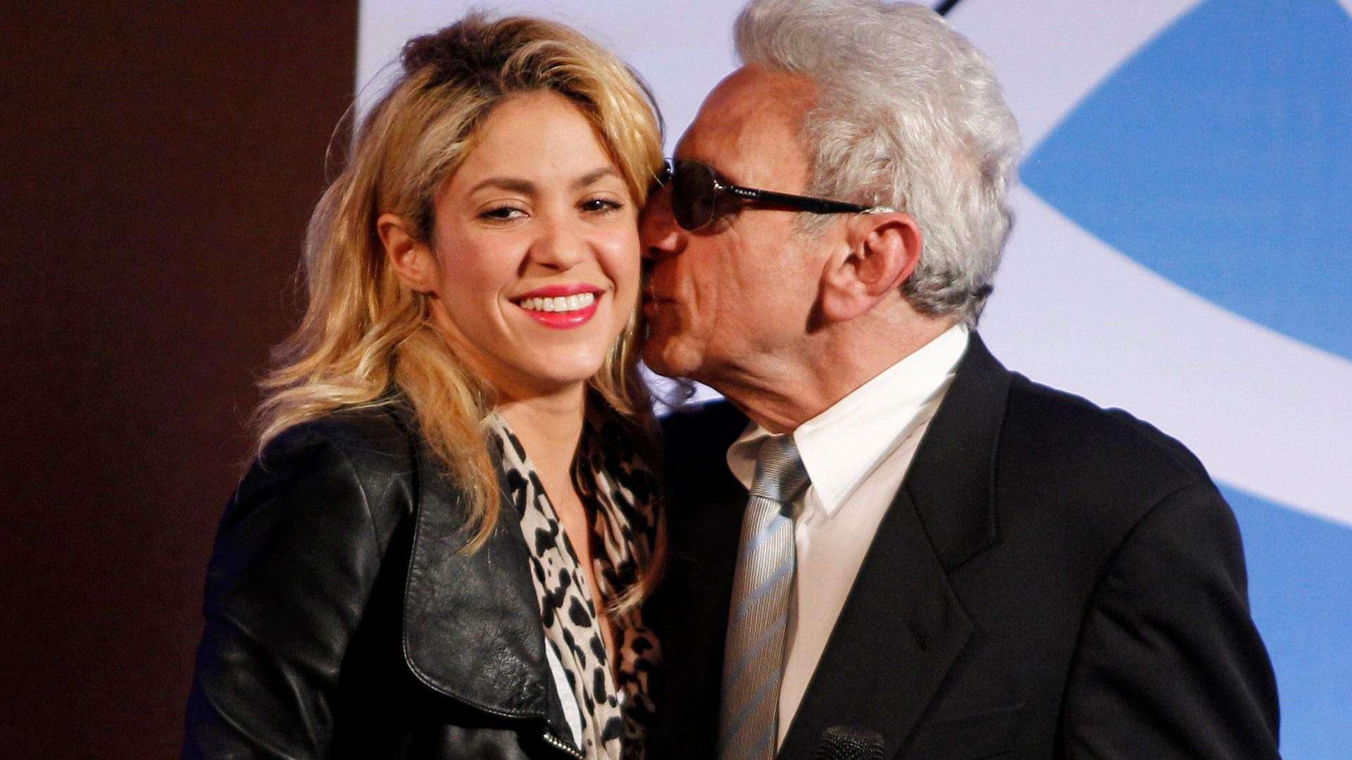 Pausa Shakira su gira internacional por salud de su padre