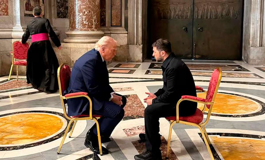 Se reúnen Trump y Zelensky en funeral del Papa Francisco