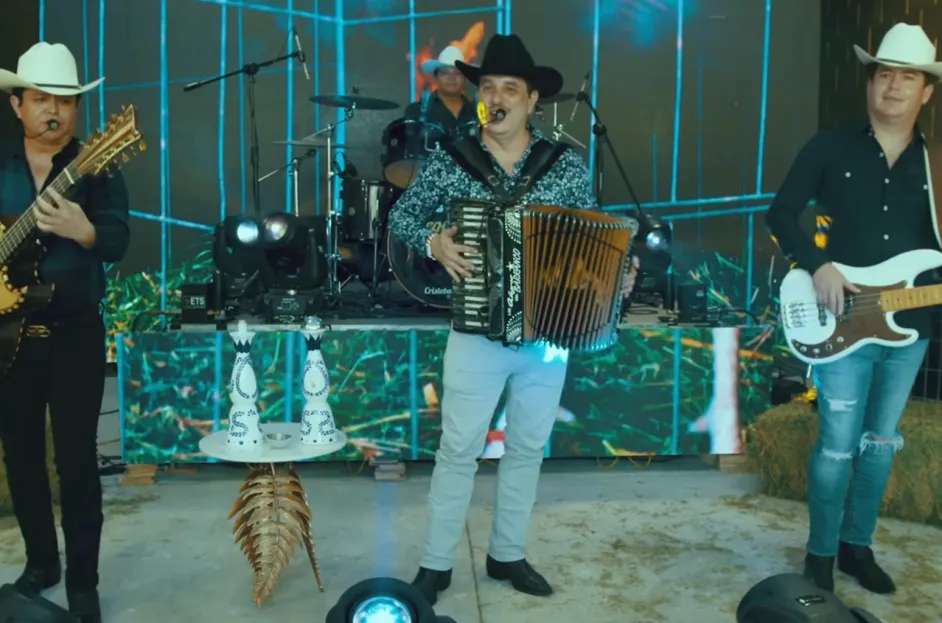 Desafían Alegres del Barranco a Fiscalía y vuelven a cantar narcocorridos