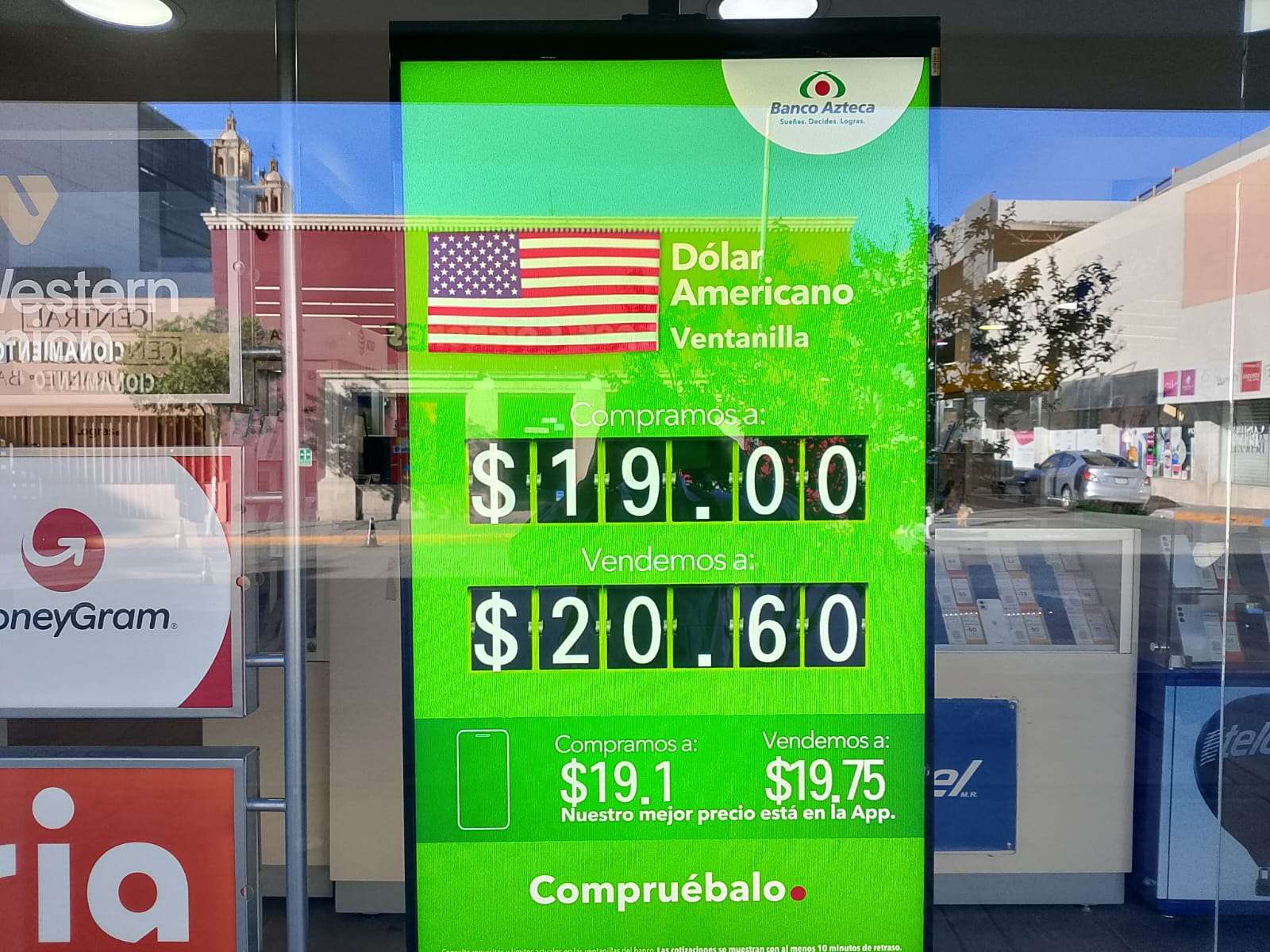 Baja levemente el dólar a $20.60 este primero de mayo