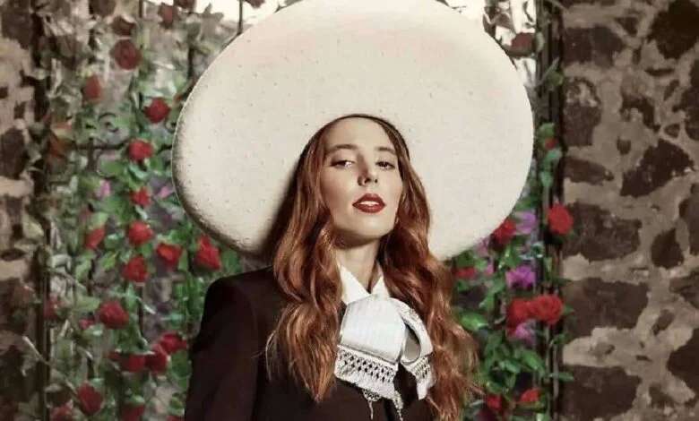 Abandona Majo Aguilar concierto para ir cantarle al Canelo