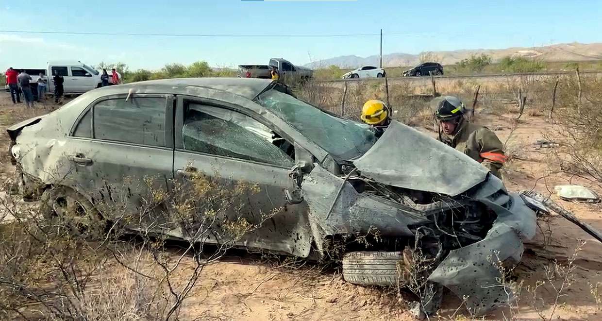 Queda lesionado al volcar auto en la carretera Aldama a Ojinaga