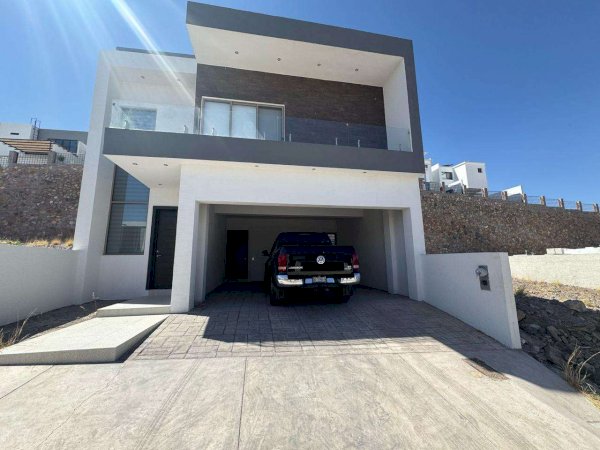 Se renta casa amueblada en zona Cantera 