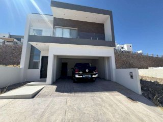 Se renta casa amueblada en zona Cantera 