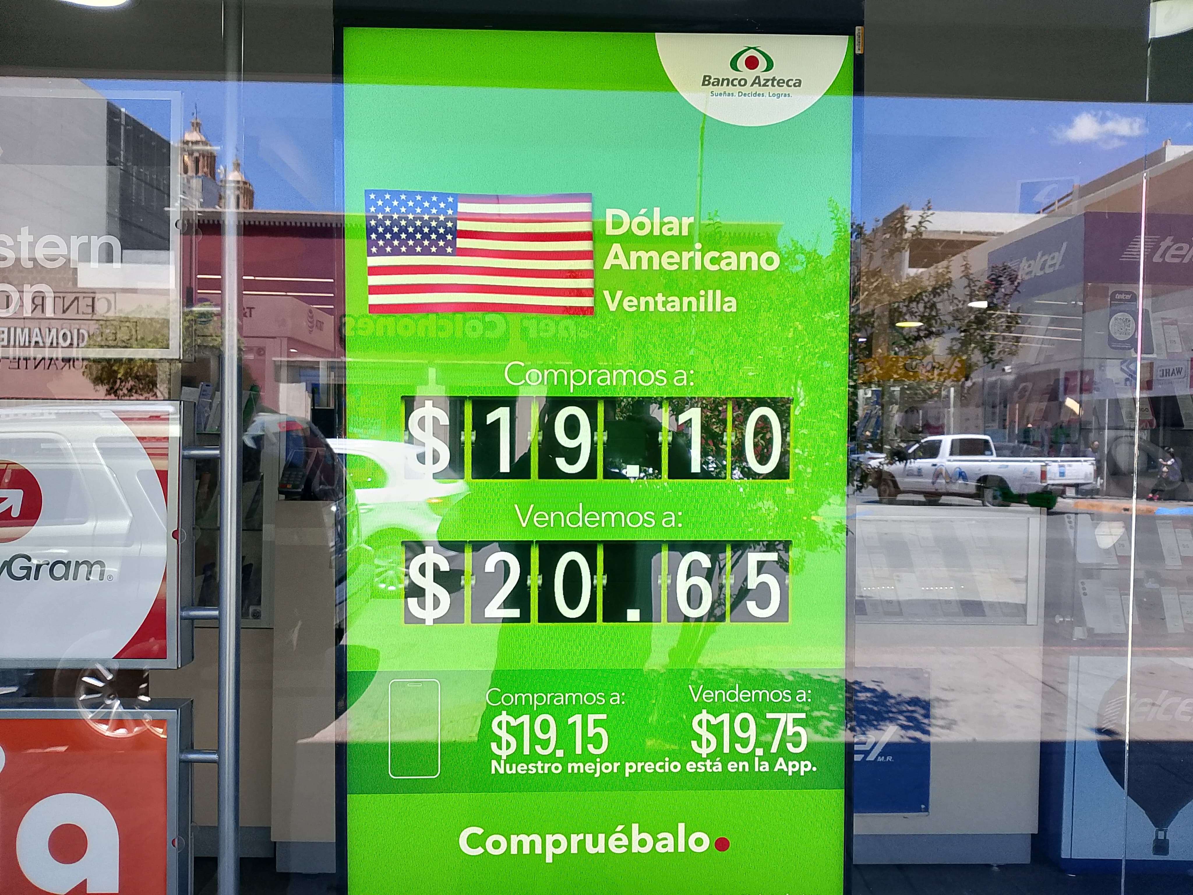 Sube ligeramente el dólar a $20.65 este martes