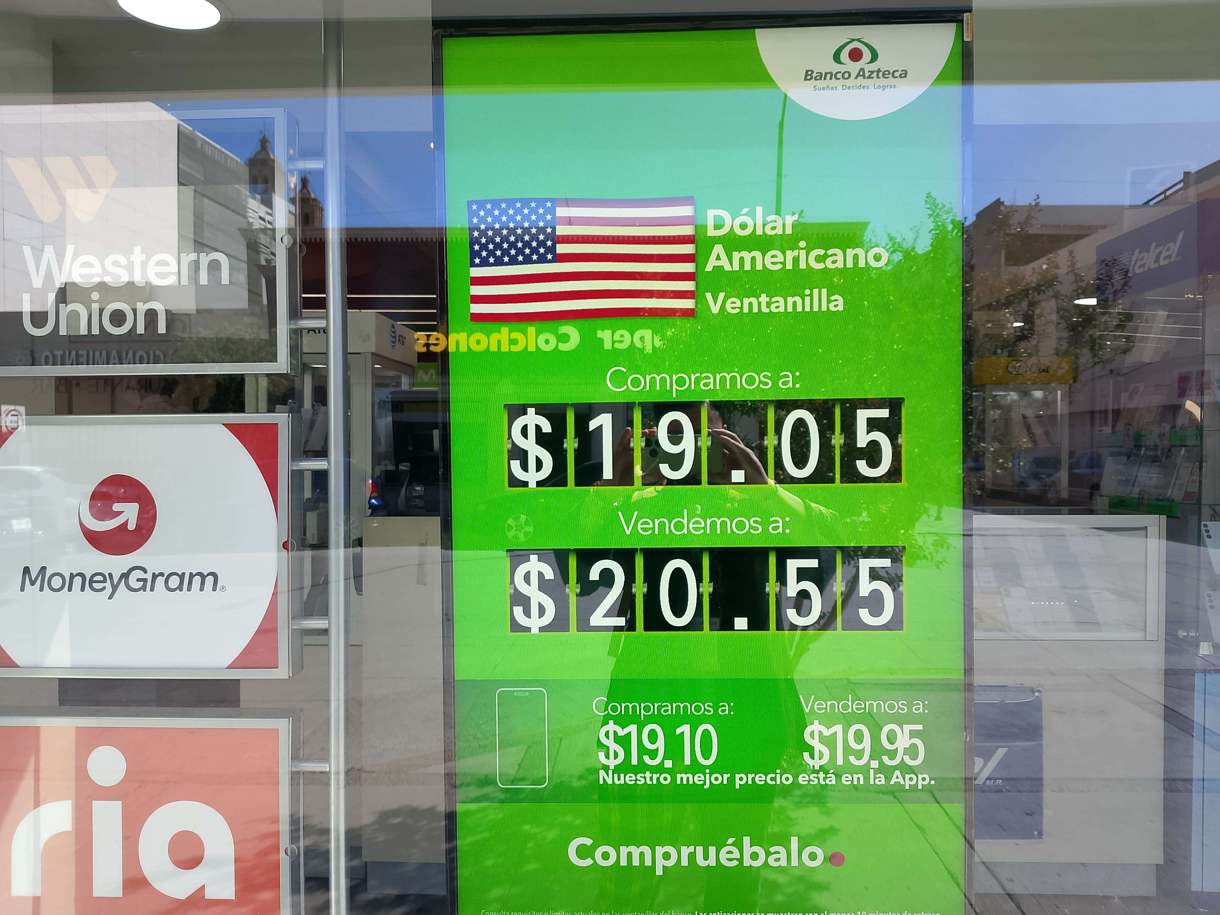 Baja ligeramente el dólar a $20.55 este miércoles