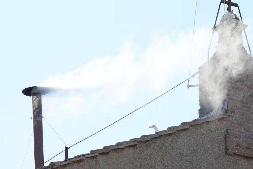 Fumata blanca en San Pedro: se anunciará en breve el nombre del nuevo Papa