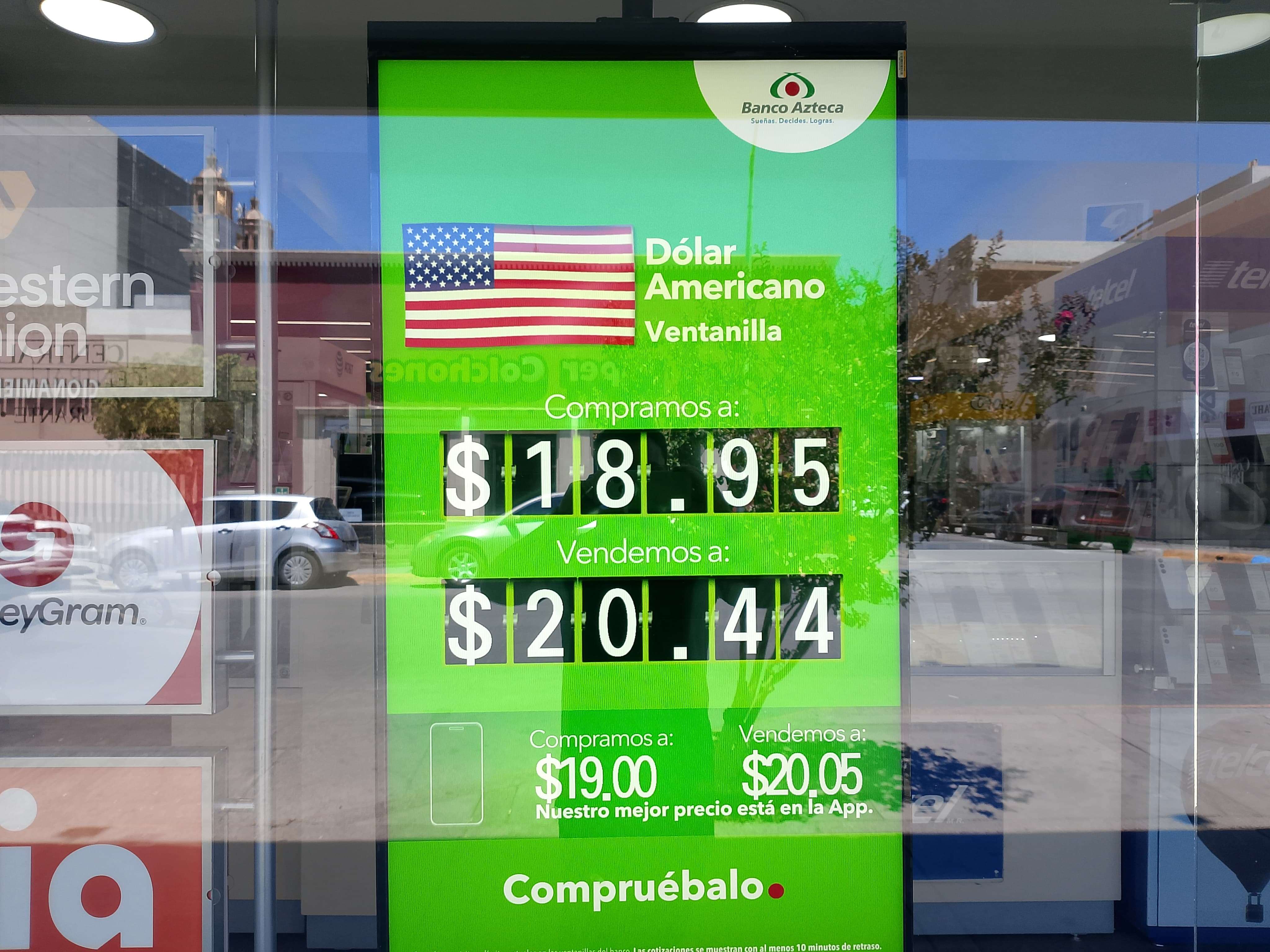 Baja levemente dólar a $20.44 este viernes