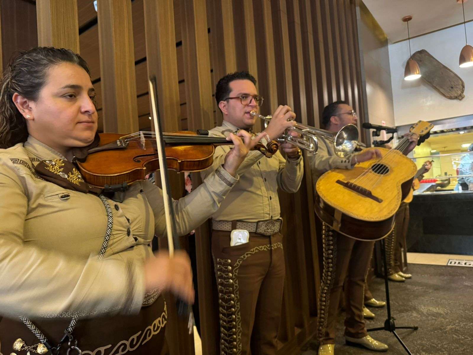 Se llenan restaurantes de mariachis para celebrar a las madres