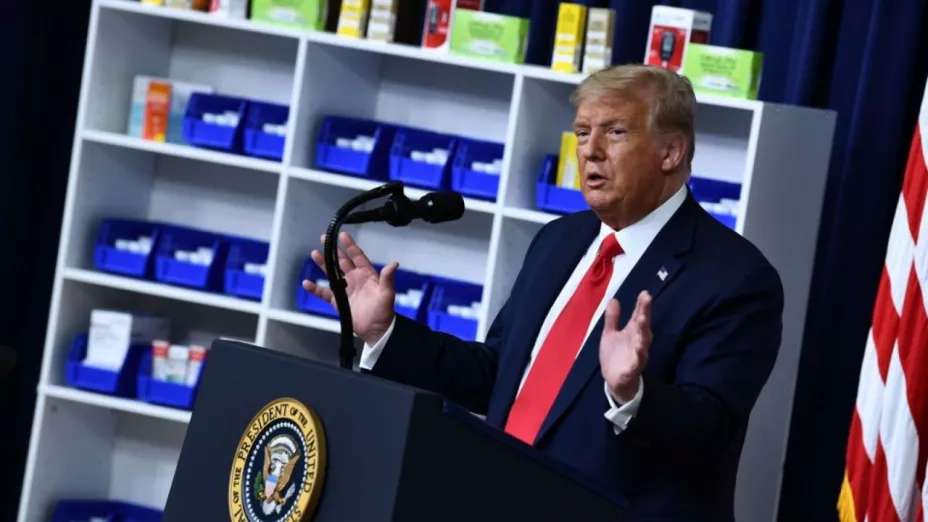 Anuncia Trump reducción de precios de medicamentos de hasta 80%