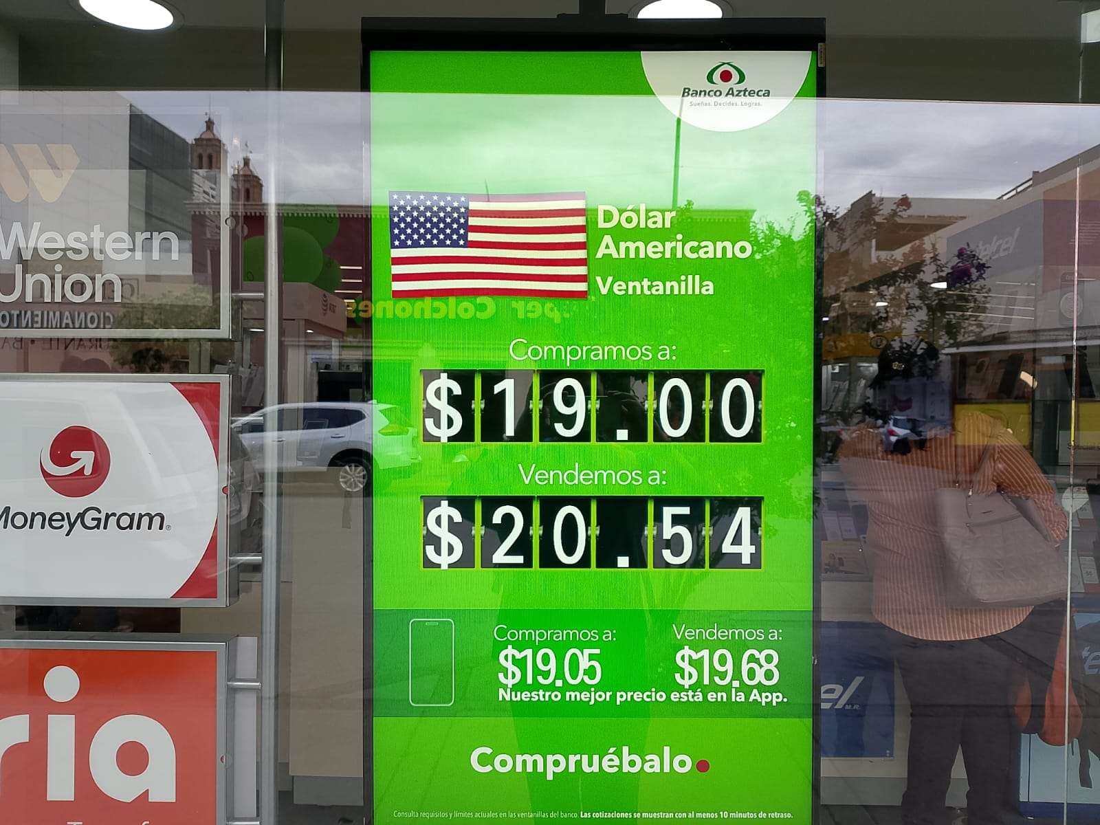 Sube ligeramente el dólar a $20.54 este viernes