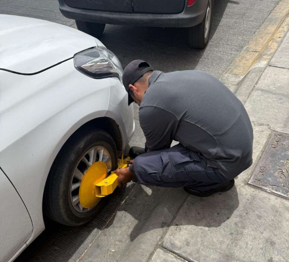 Aplican inmovilizador a vehículo con más de 100 multas