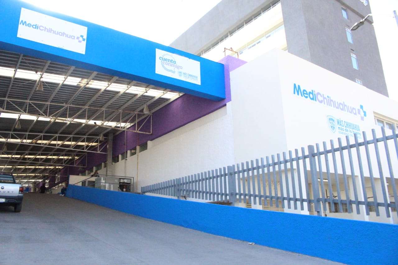 Le cae letrero encima a trabajador externo en Hospital General