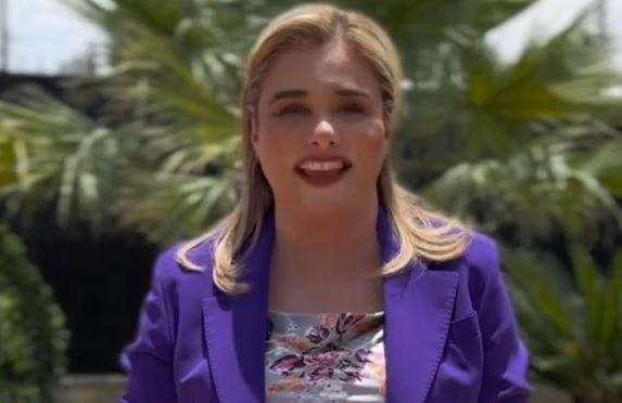 Felicita Maru a estudiantes en su día y destaca más apoyos educativos